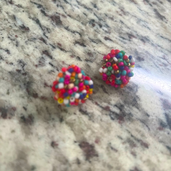 3 FPR $10 Super fun, multi color seed bead cluster earrings - Picture 3 of 3